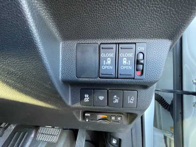 ホンダ フリード G ホンダセンシング 静岡県 2017(平29)年 7万km ホワイトオーキッドパール ●純正ナビ/(ワンセグ/CD/DVD/Bluetooth)/(ギャザズ/VXM-175VFi)/●ハーフレザーシート/●バックカメラ/●アダプティブクルーズコントロール/●衝突被害軽減システム/●レーンキープアシスト/●ワイパーデアイサー/●フォグランプ/●オートライト/●革巻きステアリング/●ステアリングスイッチ/●ETC/●両側パワースライドドア/●電動格納ウィンカーミラー/●ドアバイザー/●スマートキー/●プッシュスタート/●純正15インチアルミホイール/●ダブル+サイド+カーテンSRS+ABS/●保証書/●取扱説明書