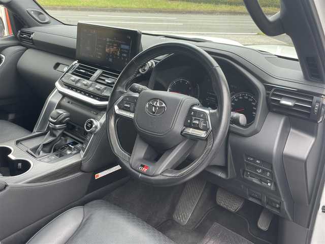 トヨタ ランドクルーザー GRスポーツ 神奈川県 2021(令3)年 4.6万km プレシャスホワイトパール ワンオーナー /GR専用エンブレム・エクステリア/GR専用チューニングサスペンション/サンルーフ/本革シート/シートヒーター＆エアシート/T-Connect12.3インチナビ/Blu-ray、DVD、CD、microSD、サウンドライブラリー、USB入、フルセグ/【スマホ連携】SmartDeviceLink、Apple CarPlay、Android Auto、Bluetooth、Miracast、Wi-Fi接続/JBLプレミアムサウンドシステム/（14スピーカー/JBL専用12chアンプ）/Toyota Safety Sense/・プリクラッシュセーフティ/・検知機能付衝突回避支援タイプ/ ミリ波レーダー＋単眼カメラ方式）/・レーントレーシングアシスト［LTA］/・ドライバー異常時対応システム /・レーダークルーズコントロール（全車速追従機能付）/・ロードサインアシスト［RSA］/・アダプティブハイビームシステム［AHS］ /ブラインドスポットモニター［BSM］/ヘッドアップディスプレイ/パノラミックビューモニター/シースルービュー/ルーフレール/サイドステップ/ETC2.0/前後ドラレコ/社外セキュリティ/スマートキー×2/新車時保証書/取扱説明書