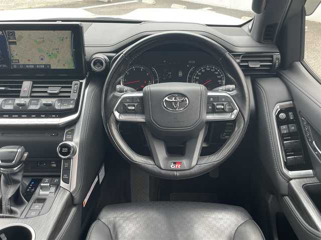 トヨタ ランドクルーザー GRスポーツ 神奈川県 2021(令3)年 4.6万km プレシャスホワイトパール ワンオーナー /GR専用エンブレム・エクステリア/GR専用チューニングサスペンション/サンルーフ/本革シート/シートヒーター＆エアシート/T-Connect12.3インチナビ/Blu-ray、DVD、CD、microSD、サウンドライブラリー、USB入、フルセグ/【スマホ連携】SmartDeviceLink、Apple CarPlay、Android Auto、Bluetooth、Miracast、Wi-Fi接続/JBLプレミアムサウンドシステム/（14スピーカー/JBL専用12chアンプ）/Toyota Safety Sense/・プリクラッシュセーフティ/・検知機能付衝突回避支援タイプ/ ミリ波レーダー＋単眼カメラ方式）/・レーントレーシングアシスト［LTA］/・ドライバー異常時対応システム /・レーダークルーズコントロール（全車速追従機能付）/・ロードサインアシスト［RSA］/・アダプティブハイビームシステム［AHS］ /ブラインドスポットモニター［BSM］/ヘッドアップディスプレイ/パノラミックビューモニター/シースルービュー/ルーフレール/サイドステップ/ETC2.0/前後ドラレコ/社外セキュリティ/スマートキー×2/新車時保証書/取扱説明書