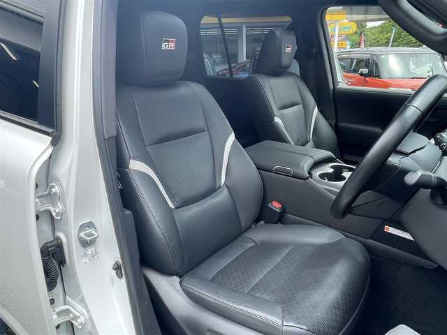 トヨタ ランドクルーザー GRスポーツ 神奈川県 2021(令3)年 4.6万km プレシャスホワイトパール ワンオーナー /GR専用エンブレム・エクステリア/GR専用チューニングサスペンション/サンルーフ/本革シート/シートヒーター＆エアシート/T-Connect12.3インチナビ/Blu-ray、DVD、CD、microSD、サウンドライブラリー、USB入、フルセグ/【スマホ連携】SmartDeviceLink、Apple CarPlay、Android Auto、Bluetooth、Miracast、Wi-Fi接続/JBLプレミアムサウンドシステム/（14スピーカー/JBL専用12chアンプ）/Toyota Safety Sense/・プリクラッシュセーフティ/・検知機能付衝突回避支援タイプ/ ミリ波レーダー＋単眼カメラ方式）/・レーントレーシングアシスト［LTA］/・ドライバー異常時対応システム /・レーダークルーズコントロール（全車速追従機能付）/・ロードサインアシスト［RSA］/・アダプティブハイビームシステム［AHS］ /ブラインドスポットモニター［BSM］/ヘッドアップディスプレイ/パノラミックビューモニター/シースルービュー/ルーフレール/サイドステップ/ETC2.0/前後ドラレコ/社外セキュリティ/スマートキー×2/新車時保証書/取扱説明書
