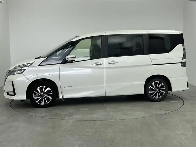 日産 セレナ e－パワー ハイウェイスター V 愛知県 2021(令3)年 5.5万km パール プロパイロット/デジタルインナーミラー/インテリジェントエマージェンシーブレーキ/インテリジェントDA/フロント/バックソナー/標識検知機能/純正9インチナビ/　　・CD/DVD/フルセグ/BT/アラウンドビューモニター/ビルトインETC2.0/後席フリップダウンモニター/USBポート/両側パワースライドドア/ハンズフリーオートスライド（左側）/デュアルバックドア/ステアリングスイッチ/キャプテンシート/ロールサンシェード/純正LEDヘッドライト/純正16インチアルミホイール/取扱説明書/保証書