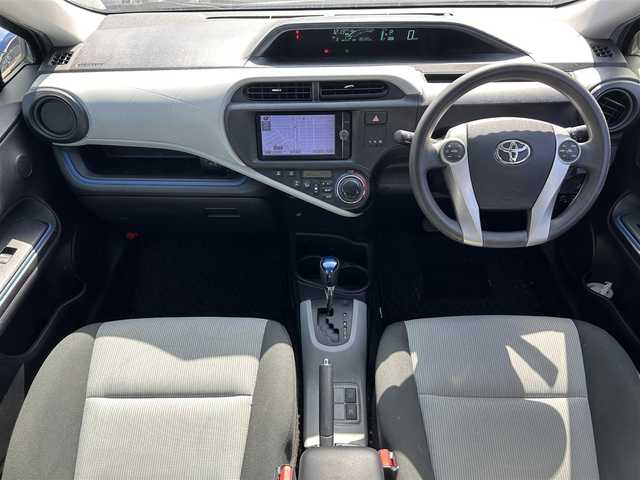 トヨタ アクア S 広島県 2013(平25)年 8.7万km シルバーM 禁煙車/純正ナビ【CD/DVD/フルセグTV/Bluetooth】/バックカメラ/ETC/横滑り防止装置/盗難防止装置/HIDヘッドライト/オートライト/社外15インチアルミホイール/プッシュスタート/スペアキー/純正フロアマット