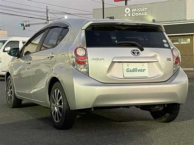 トヨタ アクア S 広島県 2013(平25)年 8.7万km シルバーM 禁煙車/純正ナビ【CD/DVD/フルセグTV/Bluetooth】/バックカメラ/ETC/横滑り防止装置/盗難防止装置/HIDヘッドライト/オートライト/社外15インチアルミホイール/プッシュスタート/スペアキー/純正フロアマット