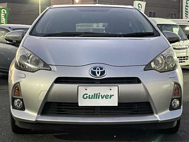 トヨタ アクア S 広島県 2013(平25)年 8.7万km シルバーM 禁煙車/純正ナビ【CD/DVD/フルセグTV/Bluetooth】/バックカメラ/ETC/横滑り防止装置/盗難防止装置/HIDヘッドライト/オートライト/社外15インチアルミホイール/プッシュスタート/スペアキー/純正フロアマット