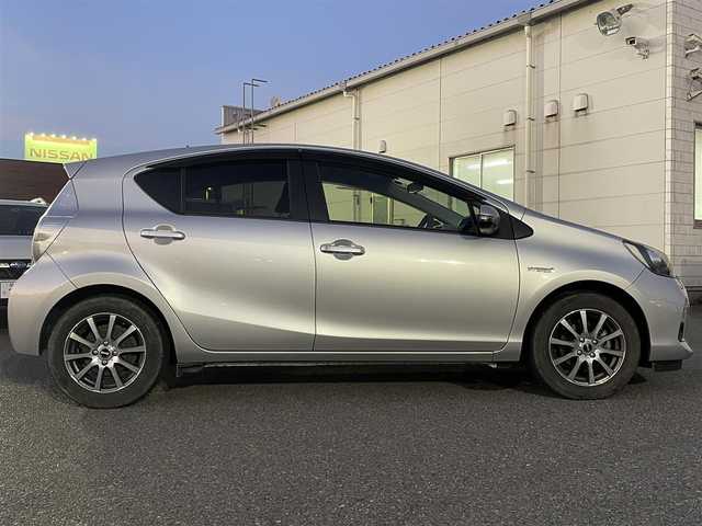 トヨタ アクア S 広島県 2013(平25)年 8.7万km シルバーM 禁煙車/純正ナビ【CD/DVD/フルセグTV/Bluetooth】/バックカメラ/ETC/横滑り防止装置/盗難防止装置/HIDヘッドライト/オートライト/社外15インチアルミホイール/プッシュスタート/スペアキー/純正フロアマット