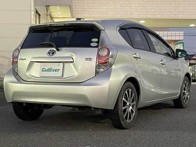 トヨタ アクア S 広島県 2013(平25)年 8.7万km シルバーM 禁煙車/純正ナビ【CD/DVD/フルセグTV/Bluetooth】/バックカメラ/ETC/横滑り防止装置/盗難防止装置/HIDヘッドライト/オートライト/社外15インチアルミホイール/プッシュスタート/スペアキー/純正フロアマット