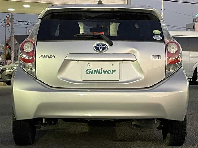 トヨタ アクア S 広島県 2013(平25)年 8.7万km シルバーM 禁煙車/純正ナビ【CD/DVD/フルセグTV/Bluetooth】/バックカメラ/ETC/横滑り防止装置/盗難防止装置/HIDヘッドライト/オートライト/社外15インチアルミホイール/プッシュスタート/スペアキー/純正フロアマット