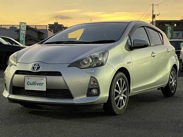 トヨタ アクア S 広島県 2013(平25)年 8.7万km シルバーM 禁煙車/純正ナビ【CD/DVD/フルセグTV/Bluetooth】/バックカメラ/ETC/横滑り防止装置/盗難防止装置/HIDヘッドライト/オートライト/社外15インチアルミホイール/プッシュスタート/スペアキー/純正フロアマット