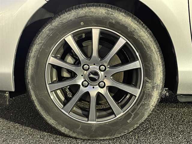 トヨタ アクア S 広島県 2013(平25)年 8.7万km シルバーM 禁煙車/純正ナビ【CD/DVD/フルセグTV/Bluetooth】/バックカメラ/ETC/横滑り防止装置/盗難防止装置/HIDヘッドライト/オートライト/社外15インチアルミホイール/プッシュスタート/スペアキー/純正フロアマット