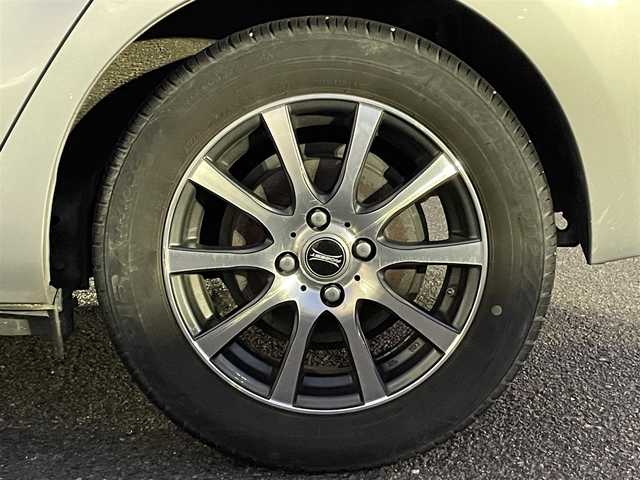 トヨタ アクア S 広島県 2013(平25)年 8.7万km シルバーM 禁煙車/純正ナビ【CD/DVD/フルセグTV/Bluetooth】/バックカメラ/ETC/横滑り防止装置/盗難防止装置/HIDヘッドライト/オートライト/社外15インチアルミホイール/プッシュスタート/スペアキー/純正フロアマット