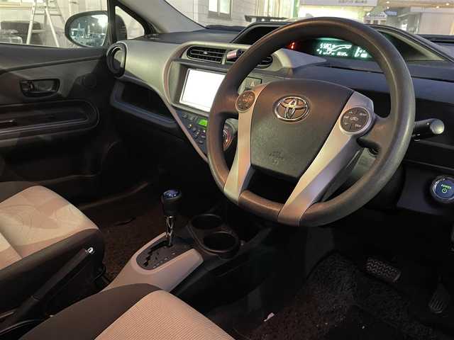 トヨタ アクア S 広島県 2013(平25)年 8.7万km シルバーM 禁煙車/純正ナビ【CD/DVD/フルセグTV/Bluetooth】/バックカメラ/ETC/横滑り防止装置/盗難防止装置/HIDヘッドライト/オートライト/社外15インチアルミホイール/プッシュスタート/スペアキー/純正フロアマット