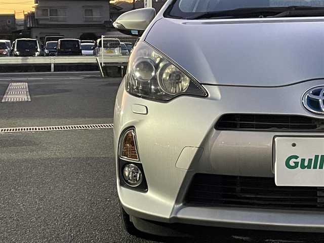 トヨタ アクア S 広島県 2013(平25)年 8.7万km シルバーM 禁煙車/純正ナビ【CD/DVD/フルセグTV/Bluetooth】/バックカメラ/ETC/横滑り防止装置/盗難防止装置/HIDヘッドライト/オートライト/社外15インチアルミホイール/プッシュスタート/スペアキー/純正フロアマット