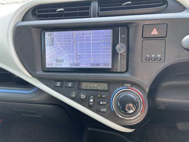 トヨタ アクア S 広島県 2013(平25)年 8.7万km シルバーM 禁煙車/純正ナビ【CD/DVD/フルセグTV/Bluetooth】/バックカメラ/ETC/横滑り防止装置/盗難防止装置/HIDヘッドライト/オートライト/社外15インチアルミホイール/プッシュスタート/スペアキー/純正フロアマット