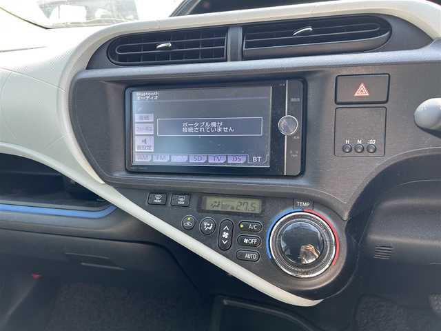 トヨタ アクア S 広島県 2013(平25)年 8.7万km シルバーM 禁煙車/純正ナビ【CD/DVD/フルセグTV/Bluetooth】/バックカメラ/ETC/横滑り防止装置/盗難防止装置/HIDヘッドライト/オートライト/社外15インチアルミホイール/プッシュスタート/スペアキー/純正フロアマット