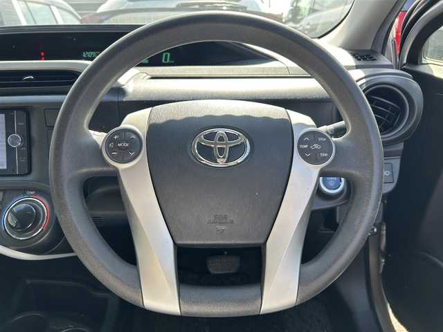 トヨタ アクア S 広島県 2013(平25)年 8.7万km シルバーM 禁煙車/純正ナビ【CD/DVD/フルセグTV/Bluetooth】/バックカメラ/ETC/横滑り防止装置/盗難防止装置/HIDヘッドライト/オートライト/社外15インチアルミホイール/プッシュスタート/スペアキー/純正フロアマット