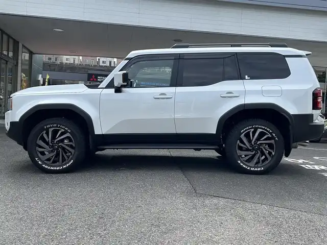 トヨタ ランドクルーザー ２５０ VX 長崎県 2024(令6)年 0.3万km プラチナホワイトパールマイカ ワンオーナー/純正ディスプレイオーディオ/(FM/AM/BT/フルセグTV/Miracast/ナビ)/プッシュスタート/MTモード付AT/フルタイム4WD/ビルトインETC/全方位カメラ/サンルーフ/ルーフレール/レーダークルーズコントロール/ドライブレコーダー内蔵型デジタルインナーミラー/純正フロアマット/モデリスタR20アルミホイール/ステアリングヒーター/レザーシート/D席パワーシート/DN席シートヒーター/DN席エアシート/3列シート/パワーバックドア/オートライト/オートハイビーム/ABS/TRC/VSC/LDA/BSM/PCS/PDA/RCTA/RCD/RSA/クリアランスソナー/SRSダブルエアバッグ/SRSサイドエアバッグ/スマートキー/スペアキー/取扱説明書/保証書