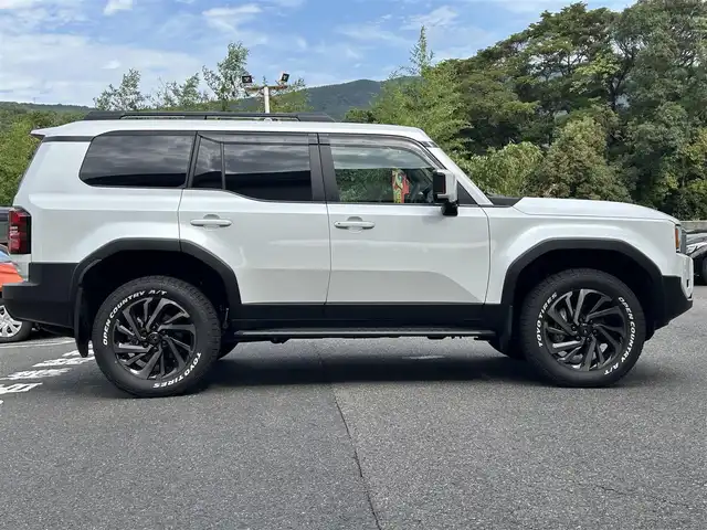 トヨタ ランドクルーザー ２５０ VX 長崎県 2024(令6)年 0.3万km プラチナホワイトパールマイカ ワンオーナー/純正ディスプレイオーディオ/(FM/AM/BT/フルセグTV/Miracast/ナビ)/プッシュスタート/MTモード付AT/フルタイム4WD/ビルトインETC/全方位カメラ/サンルーフ/ルーフレール/レーダークルーズコントロール/ドライブレコーダー内蔵型デジタルインナーミラー/純正フロアマット/モデリスタR20アルミホイール/ステアリングヒーター/レザーシート/D席パワーシート/DN席シートヒーター/DN席エアシート/3列シート/パワーバックドア/オートライト/オートハイビーム/ABS/TRC/VSC/LDA/BSM/PCS/PDA/RCTA/RCD/RSA/クリアランスソナー/SRSダブルエアバッグ/SRSサイドエアバッグ/スマートキー/スペアキー/取扱説明書/保証書
