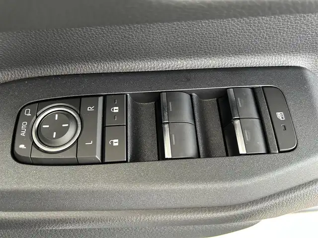 トヨタ ランドクルーザー ２５０ VX 長崎県 2024(令6)年 0.3万km プラチナホワイトパールマイカ ワンオーナー/純正ディスプレイオーディオ/(FM/AM/BT/フルセグTV/Miracast/ナビ)/プッシュスタート/MTモード付AT/フルタイム4WD/ビルトインETC/全方位カメラ/サンルーフ/ルーフレール/レーダークルーズコントロール/ドライブレコーダー内蔵型デジタルインナーミラー/純正フロアマット/モデリスタR20アルミホイール/ステアリングヒーター/レザーシート/D席パワーシート/DN席シートヒーター/DN席エアシート/3列シート/パワーバックドア/オートライト/オートハイビーム/ABS/TRC/VSC/LDA/BSM/PCS/PDA/RCTA/RCD/RSA/クリアランスソナー/SRSダブルエアバッグ/SRSサイドエアバッグ/スマートキー/スペアキー/取扱説明書/保証書