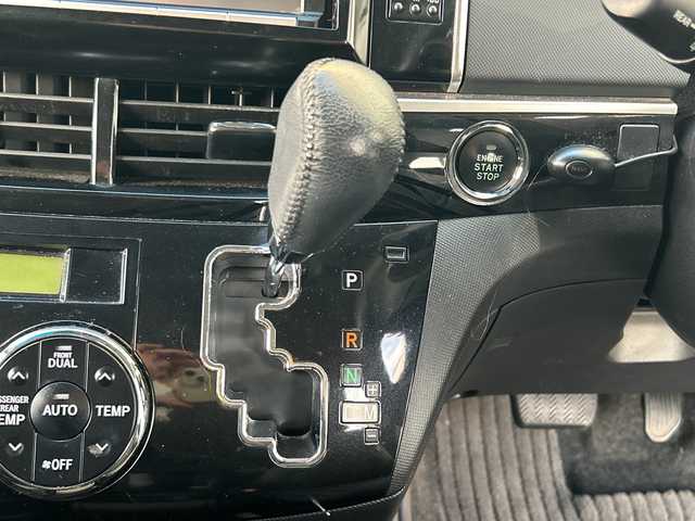 トヨタ エスティマ アエラス プレミアムエディション 埼玉県 2015(平27)年 12.6万km ホワイトパールクリスタルシャイン モデリスタエアロ/純正SD・T-Connect8インチナビ（NSZA-X64T）/　DTV/CD/DVD/BT/SD/SDREC/両側パワースライドドア/バックカメラ/ハーフレザーシート/純正フリップダウンモニター（V11T-R62C）/2列目オットマン/ウォークスルー/クルーズコントロール/TRC（トラクションコントロール）/ビルトインETC/エンジンスタートボタン/スマートキー/純正HIDヘッドライト/フォグランプ/オートライト/純正アルミホイール