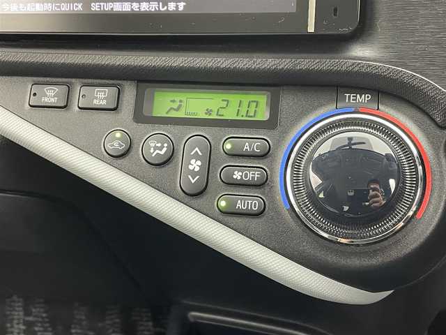 トヨタ アクア S 茨城県 2012(平24)年 2.3万km スーパーホワイトⅡ 純正HDDナビ/（フルセグTV/Bluetooth/MSV/USB）/バックカメラ/ETC/横滑り防止装置/純正15インチアルミホイール/オートライト/純正フロアマット/電動格納ミラー/スマートキー/スペアキー1本/保証書/取扱説明書