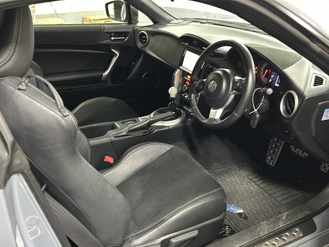 トヨタ ８６ GT リミテッド ブラックPKG 千葉県 2018(平30)年 1.5万km クリスタルブラックシリカ 限定カラー　ソリッドグレー　ダイヤトーンサウンド７インチナビ　ＮＲ－ＭＺ２００　TRD フロントスポイラー　bremboレッドブレーキキャリパー　ETC　後カメラ ハーフレザー 温シート 純正アルミ
