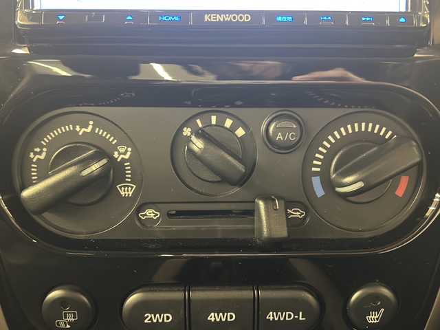 スズキ ジムニー ランドベンチャー 道央・札幌 2014(平26)年 3.2万km ノクターンブルーパール /4WD//社外ナビ：KENWOOD（FM/AM/TV/ipod/USB/CD）//レザーシート//運転席シートヒーター//純正フロアマット//社外１６インチアルミホイール//ミラーヒーター//ステアリングスイッチ//フォグランプ//2WD/4WD切り替え可//電動格納ミラー