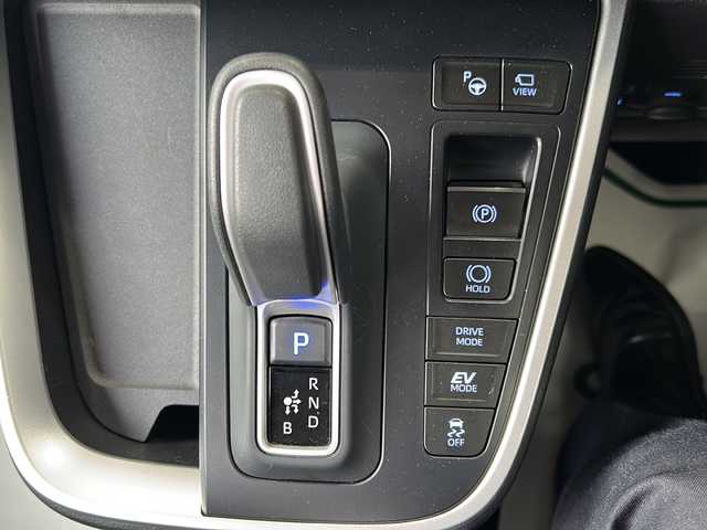 トヨタ ノア ハイブリッド S－Z 神奈川県 2024(令6)年 0.5万km ホワイトパールクリスタルシャイン ワンオーナー/純正ナビ（AM・FM・CD・DVD・HDMI・BT・TV・miracast）/バックカメラ/全方位モニター/ハーフレザーシート/ETC2.0/前後ドライブレコーダー/フリップダウンモニター/快適利便パッケージ/・パワーバックドア/・ナノイーX/・両側パワースライドドア/・2列目オットマン、シートヒーター/・ステアリングヒーター/レーダークルーズコントロール（全車速追従機能付き）/レーンチェンジアシスト/パーキングアシスト/ドライビングアシスト/純正フロアマット/純正ドアバイザー/オートライト/オートマチックハイビーム/AC100V充電/クリアランスソナー/フォグランプ/保証書/スペアキー×1