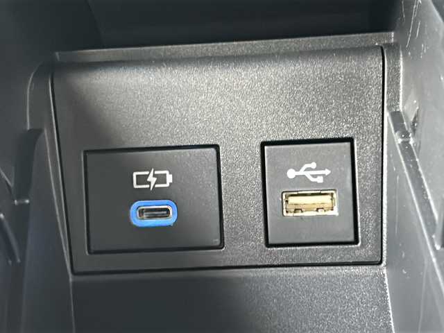 トヨタ ノア ハイブリッド S－Z 神奈川県 2024(令6)年 0.5万km ホワイトパールクリスタルシャイン ワンオーナー/純正ナビ（AM・FM・CD・DVD・HDMI・BT・TV・miracast）/バックカメラ/全方位モニター/ハーフレザーシート/ETC2.0/前後ドライブレコーダー/フリップダウンモニター/快適利便パッケージ/・パワーバックドア/・ナノイーX/・両側パワースライドドア/・2列目オットマン、シートヒーター/・ステアリングヒーター/レーダークルーズコントロール（全車速追従機能付き）/レーンチェンジアシスト/パーキングアシスト/ドライビングアシスト/純正フロアマット/純正ドアバイザー/オートライト/オートマチックハイビーム/AC100V充電/クリアランスソナー/フォグランプ/保証書/スペアキー×1