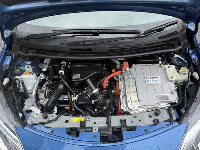 日産 ノート e－パワー X 千葉県 2018(平30)年 1.3万km シャイニングブルー 純正SDナビ(フルセグTV/CD/DVD/Bluetooth/AUX)/前後コーナーセンサー/インテリジェントアラウンドビューモニター/純正ドライブレコーダー/インテリジェントエマージェンシーブレーキ/純正LEDヘッドライト/オートライト/純正フロアマット/ステアリングスイッチ/スマートキー/プッシュエンジンスタート/レーンキープアシスト/保証書/取説　有