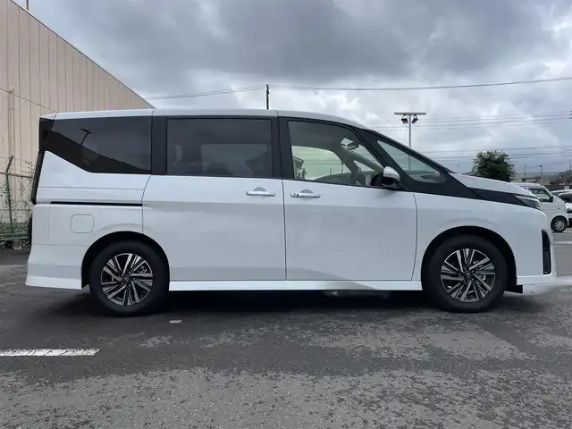 日産 セレナ ハイウェイスター V 東京都 2025(令7)年 0.2万km ホワイトパール 日産12型コネクトナビゲーション＆フルセグ/・BluetoothAudio/USB/・AppleCarPlay＆AndroidAuto/純正11型フリップダウンモニター/インテリジェントアラウンドビューモニター　/ハンズフリー両側パワースライドドア　/360度セーフティアシスト/・プロパイロット/・インテリジェントエマージェンシーブレーキ/・衝突回避支援ブレーキ/・ふらつき警報/・車線逸脱警報システム/・標識検知機能/ＬＥＤヘッドランプ　/ワイヤレス充電器　/前後ドライブレコーダー　/ＥＴＣ/スマートキー/保証書＆取説