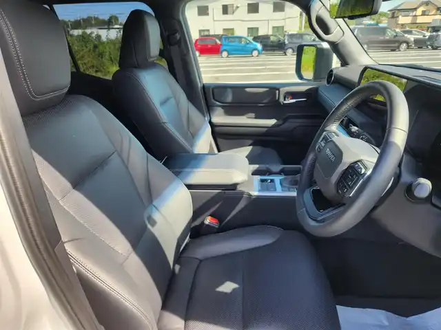トヨタ ランドクルーザー ２５０ VX 群馬県 2024(令6)年 1万km プラチナホワイトパールマイカ 純正12.3型ナビ/フルセグTV/パワーバックドア/パノラミックビューモニター/ビルトインETC2.0/前後ドライブレコーダー/レーダークルーズコントロール/クリアランスソナー/セーフティセンス/・衝突被害軽減ブレーキ/・車線逸脱防止支援システム/・オートマチックハイビーム/・標識認識機能/・発進遅れ告知機能/パーキングサポートブレーキ/デジタルインナーミラー/LEDヘッドランプ/デュアルオートエアコン/革巻きステアリング/本革シート/前席シートヒーター/エアシート/運転席パワーシート/純正18インチアルミホイール/スマートキー/プッシュエンジンスタート/禁煙車