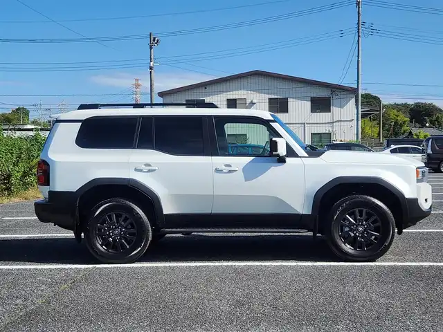 トヨタ ランドクルーザー ２５０ VX 群馬県 2024(令6)年 1万km プラチナホワイトパールマイカ 純正12.3型ナビ/フルセグTV/パワーバックドア/パノラミックビューモニター/ビルトインETC2.0/前後ドライブレコーダー/レーダークルーズコントロール/クリアランスソナー/セーフティセンス/・衝突被害軽減ブレーキ/・車線逸脱防止支援システム/・オートマチックハイビーム/・標識認識機能/・発進遅れ告知機能/パーキングサポートブレーキ/デジタルインナーミラー/LEDヘッドランプ/デュアルオートエアコン/革巻きステアリング/本革シート/前席シートヒーター/エアシート/運転席パワーシート/純正18インチアルミホイール/スマートキー/プッシュエンジンスタート/禁煙車