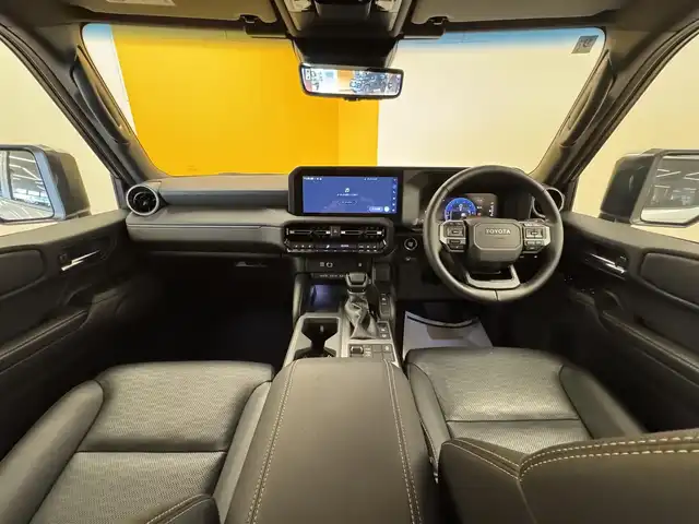 トヨタ ランドクルーザー ２５０ VX 群馬県 2024(令6)年 1万km プラチナホワイトパールマイカ トヨタセーフティセンス/・プリクラッシュセーフティ/・レーンディパーチャーアラート/・ブラインドスポットモニター/・リヤクロストラフィックアラート/・リヤカメラディテクション/・プロアクティブドライビングアシスト/・クリアランスソナー/・ロードサインアシスト/・レーダークルーズコントロール/・オートマチックハイビーム/純正12.3インチディスプレイオーディオ（ナビ機能付き）/　　フルセグTV/　　FM/AM/BT/USB/AppleCarPlay/AndroidAuto/パノラミックビューモニター/サンルーフ/パワーバックドア/LEDオートライト/黒レザーシート/パワーシート/シートヒーター/エアシート/デュアルオートエアコン/純正18インチAW/ルーフレール/デジタルインナーミラー/革巻きステアリング/ステアリングスイッチ/ステアリングヒーター/フォグランプ/ヘッドライトウォッシャー/電動パーキングブレーキ/オートホールド/MTモード付AT/トランスファーレバー/オートワイパー/横滑り防止機能/前後ドライブレコーダー/スマートキー/ビルトインETC2.0