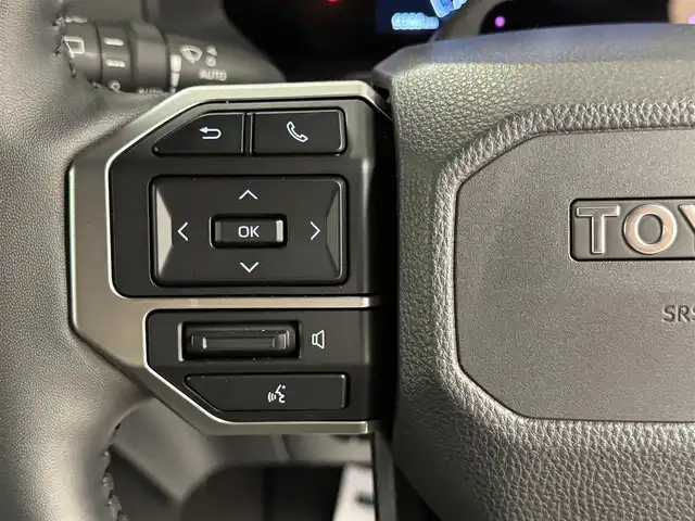 トヨタ ランドクルーザー ２５０ VX 群馬県 2024(令6)年 1万km プラチナホワイトパールマイカ トヨタセーフティセンス/・プリクラッシュセーフティ/・レーンディパーチャーアラート/・ブラインドスポットモニター/・リヤクロストラフィックアラート/・リヤカメラディテクション/・プロアクティブドライビングアシスト/・クリアランスソナー/・ロードサインアシスト/・レーダークルーズコントロール/・オートマチックハイビーム/純正12.3インチディスプレイオーディオ（ナビ機能付き）/　　フルセグTV/　　FM/AM/BT/USB/AppleCarPlay/AndroidAuto/パノラミックビューモニター/サンルーフ/パワーバックドア/LEDオートライト/黒レザーシート/パワーシート/シートヒーター/エアシート/デュアルオートエアコン/純正18インチAW/ルーフレール/デジタルインナーミラー/革巻きステアリング/ステアリングスイッチ/ステアリングヒーター/フォグランプ/ヘッドライトウォッシャー/電動パーキングブレーキ/オートホールド/MTモード付AT/トランスファーレバー/オートワイパー/横滑り防止機能/前後ドライブレコーダー/スマートキー/ビルトインETC2.0