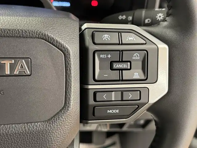 トヨタ ランドクルーザー ２５０ VX 群馬県 2024(令6)年 1万km プラチナホワイトパールマイカ トヨタセーフティセンス/・プリクラッシュセーフティ/・レーンディパーチャーアラート/・ブラインドスポットモニター/・リヤクロストラフィックアラート/・リヤカメラディテクション/・プロアクティブドライビングアシスト/・クリアランスソナー/・ロードサインアシスト/・レーダークルーズコントロール/・オートマチックハイビーム/純正12.3インチディスプレイオーディオ（ナビ機能付き）/　　フルセグTV/　　FM/AM/BT/USB/AppleCarPlay/AndroidAuto/パノラミックビューモニター/サンルーフ/パワーバックドア/LEDオートライト/黒レザーシート/パワーシート/シートヒーター/エアシート/デュアルオートエアコン/純正18インチAW/ルーフレール/デジタルインナーミラー/革巻きステアリング/ステアリングスイッチ/ステアリングヒーター/フォグランプ/ヘッドライトウォッシャー/電動パーキングブレーキ/オートホールド/MTモード付AT/トランスファーレバー/オートワイパー/横滑り防止機能/前後ドライブレコーダー/スマートキー/ビルトインETC2.0