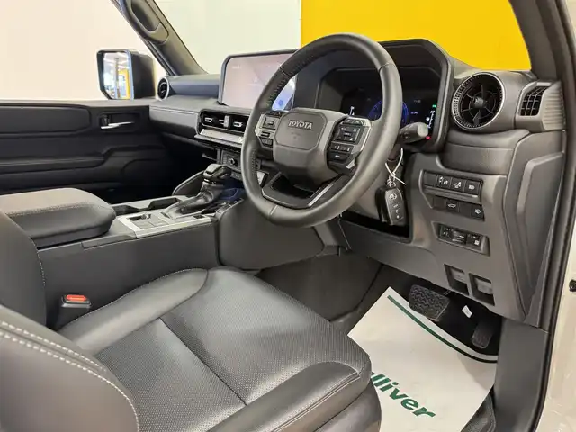 トヨタ ランドクルーザー ２５０ VX 群馬県 2024(令6)年 1万km プラチナホワイトパールマイカ トヨタセーフティセンス/・プリクラッシュセーフティ/・レーンディパーチャーアラート/・ブラインドスポットモニター/・リヤクロストラフィックアラート/・リヤカメラディテクション/・プロアクティブドライビングアシスト/・クリアランスソナー/・ロードサインアシスト/・レーダークルーズコントロール/・オートマチックハイビーム/純正12.3インチディスプレイオーディオ（ナビ機能付き）/　　フルセグTV/　　FM/AM/BT/USB/AppleCarPlay/AndroidAuto/パノラミックビューモニター/サンルーフ/パワーバックドア/LEDオートライト/黒レザーシート/パワーシート/シートヒーター/エアシート/デュアルオートエアコン/純正18インチAW/ルーフレール/デジタルインナーミラー/革巻きステアリング/ステアリングスイッチ/ステアリングヒーター/フォグランプ/ヘッドライトウォッシャー/電動パーキングブレーキ/オートホールド/MTモード付AT/トランスファーレバー/オートワイパー/横滑り防止機能/前後ドライブレコーダー/スマートキー/ビルトインETC2.0