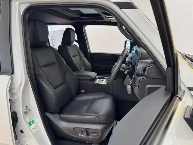 トヨタ ランドクルーザー ２５０ VX 群馬県 2024(令6)年 1万km プラチナホワイトパールマイカ トヨタセーフティセンス/・プリクラッシュセーフティ/・レーンディパーチャーアラート/・ブラインドスポットモニター/・リヤクロストラフィックアラート/・リヤカメラディテクション/・プロアクティブドライビングアシスト/・クリアランスソナー/・ロードサインアシスト/・レーダークルーズコントロール/・オートマチックハイビーム/純正12.3インチディスプレイオーディオ（ナビ機能付き）/　　フルセグTV/　　FM/AM/BT/USB/AppleCarPlay/AndroidAuto/パノラミックビューモニター/サンルーフ/パワーバックドア/LEDオートライト/黒レザーシート/パワーシート/シートヒーター/エアシート/デュアルオートエアコン/純正18インチAW/ルーフレール/デジタルインナーミラー/革巻きステアリング/ステアリングスイッチ/ステアリングヒーター/フォグランプ/ヘッドライトウォッシャー/電動パーキングブレーキ/オートホールド/MTモード付AT/トランスファーレバー/オートワイパー/横滑り防止機能/前後ドライブレコーダー/スマートキー/ビルトインETC2.0