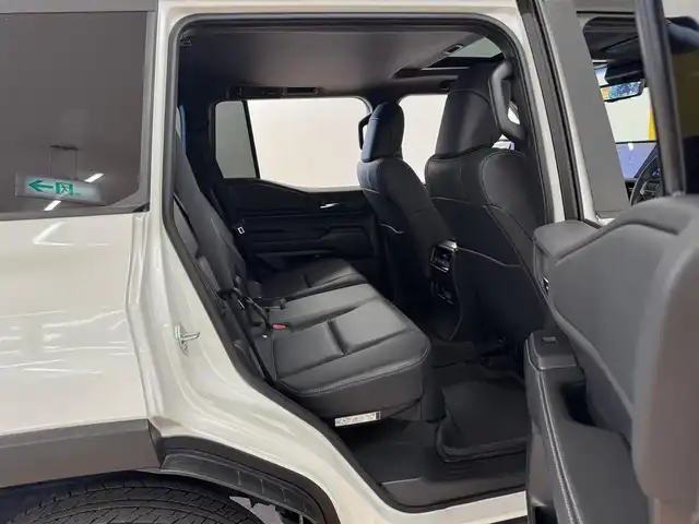 トヨタ ランドクルーザー ２５０ VX 群馬県 2024(令6)年 1万km プラチナホワイトパールマイカ トヨタセーフティセンス/・プリクラッシュセーフティ/・レーンディパーチャーアラート/・ブラインドスポットモニター/・リヤクロストラフィックアラート/・リヤカメラディテクション/・プロアクティブドライビングアシスト/・クリアランスソナー/・ロードサインアシスト/・レーダークルーズコントロール/・オートマチックハイビーム/純正12.3インチディスプレイオーディオ（ナビ機能付き）/　　フルセグTV/　　FM/AM/BT/USB/AppleCarPlay/AndroidAuto/パノラミックビューモニター/サンルーフ/パワーバックドア/LEDオートライト/黒レザーシート/パワーシート/シートヒーター/エアシート/デュアルオートエアコン/純正18インチAW/ルーフレール/デジタルインナーミラー/革巻きステアリング/ステアリングスイッチ/ステアリングヒーター/フォグランプ/ヘッドライトウォッシャー/電動パーキングブレーキ/オートホールド/MTモード付AT/トランスファーレバー/オートワイパー/横滑り防止機能/前後ドライブレコーダー/スマートキー/ビルトインETC2.0