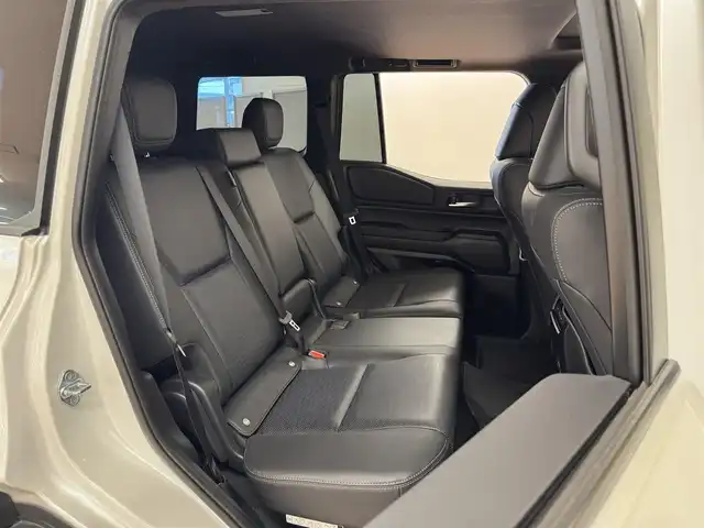 トヨタ ランドクルーザー ２５０ VX 群馬県 2024(令6)年 1万km プラチナホワイトパールマイカ トヨタセーフティセンス/・プリクラッシュセーフティ/・レーンディパーチャーアラート/・ブラインドスポットモニター/・リヤクロストラフィックアラート/・リヤカメラディテクション/・プロアクティブドライビングアシスト/・クリアランスソナー/・ロードサインアシスト/・レーダークルーズコントロール/・オートマチックハイビーム/純正12.3インチディスプレイオーディオ（ナビ機能付き）/　　フルセグTV/　　FM/AM/BT/USB/AppleCarPlay/AndroidAuto/パノラミックビューモニター/サンルーフ/パワーバックドア/LEDオートライト/黒レザーシート/パワーシート/シートヒーター/エアシート/デュアルオートエアコン/純正18インチAW/ルーフレール/デジタルインナーミラー/革巻きステアリング/ステアリングスイッチ/ステアリングヒーター/フォグランプ/ヘッドライトウォッシャー/電動パーキングブレーキ/オートホールド/MTモード付AT/トランスファーレバー/オートワイパー/横滑り防止機能/前後ドライブレコーダー/スマートキー/ビルトインETC2.0