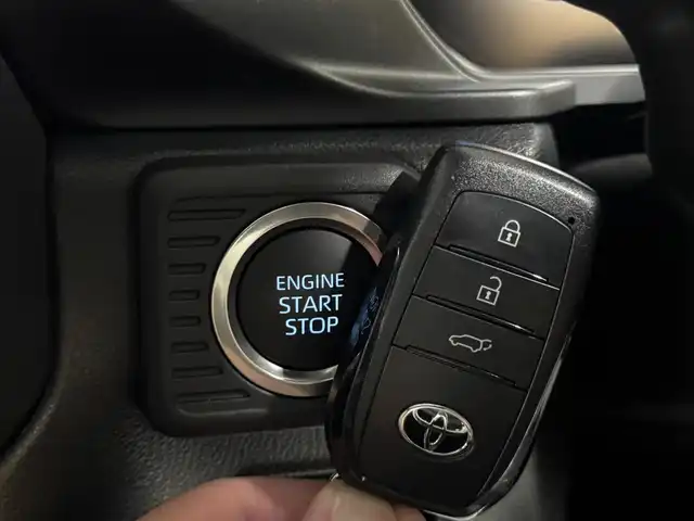 トヨタ ランドクルーザー ２５０ VX 群馬県 2024(令6)年 1万km プラチナホワイトパールマイカ トヨタセーフティセンス/・プリクラッシュセーフティ/・レーンディパーチャーアラート/・ブラインドスポットモニター/・リヤクロストラフィックアラート/・リヤカメラディテクション/・プロアクティブドライビングアシスト/・クリアランスソナー/・ロードサインアシスト/・レーダークルーズコントロール/・オートマチックハイビーム/純正12.3インチディスプレイオーディオ（ナビ機能付き）/　　フルセグTV/　　FM/AM/BT/USB/AppleCarPlay/AndroidAuto/パノラミックビューモニター/サンルーフ/パワーバックドア/LEDオートライト/黒レザーシート/パワーシート/シートヒーター/エアシート/デュアルオートエアコン/純正18インチAW/ルーフレール/デジタルインナーミラー/革巻きステアリング/ステアリングスイッチ/ステアリングヒーター/フォグランプ/ヘッドライトウォッシャー/電動パーキングブレーキ/オートホールド/MTモード付AT/トランスファーレバー/オートワイパー/横滑り防止機能/前後ドライブレコーダー/スマートキー/ビルトインETC2.0