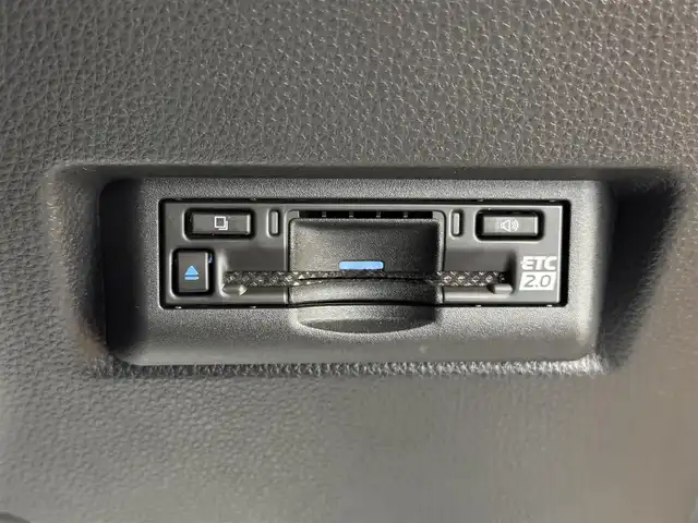 トヨタ ランドクルーザー ２５０ VX 群馬県 2024(令6)年 1万km プラチナホワイトパールマイカ トヨタセーフティセンス/・プリクラッシュセーフティ/・レーンディパーチャーアラート/・ブラインドスポットモニター/・リヤクロストラフィックアラート/・リヤカメラディテクション/・プロアクティブドライビングアシスト/・クリアランスソナー/・ロードサインアシスト/・レーダークルーズコントロール/・オートマチックハイビーム/純正12.3インチディスプレイオーディオ（ナビ機能付き）/　　フルセグTV/　　FM/AM/BT/USB/AppleCarPlay/AndroidAuto/パノラミックビューモニター/サンルーフ/パワーバックドア/LEDオートライト/黒レザーシート/パワーシート/シートヒーター/エアシート/デュアルオートエアコン/純正18インチAW/ルーフレール/デジタルインナーミラー/革巻きステアリング/ステアリングスイッチ/ステアリングヒーター/フォグランプ/ヘッドライトウォッシャー/電動パーキングブレーキ/オートホールド/MTモード付AT/トランスファーレバー/オートワイパー/横滑り防止機能/前後ドライブレコーダー/スマートキー/ビルトインETC2.0