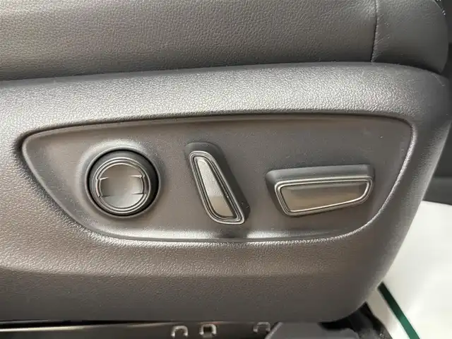 トヨタ ランドクルーザー ２５０ VX 群馬県 2024(令6)年 1万km プラチナホワイトパールマイカ トヨタセーフティセンス/・プリクラッシュセーフティ/・レーンディパーチャーアラート/・ブラインドスポットモニター/・リヤクロストラフィックアラート/・リヤカメラディテクション/・プロアクティブドライビングアシスト/・クリアランスソナー/・ロードサインアシスト/・レーダークルーズコントロール/・オートマチックハイビーム/純正12.3インチディスプレイオーディオ（ナビ機能付き）/　　フルセグTV/　　FM/AM/BT/USB/AppleCarPlay/AndroidAuto/パノラミックビューモニター/サンルーフ/パワーバックドア/LEDオートライト/黒レザーシート/パワーシート/シートヒーター/エアシート/デュアルオートエアコン/純正18インチAW/ルーフレール/デジタルインナーミラー/革巻きステアリング/ステアリングスイッチ/ステアリングヒーター/フォグランプ/ヘッドライトウォッシャー/電動パーキングブレーキ/オートホールド/MTモード付AT/トランスファーレバー/オートワイパー/横滑り防止機能/前後ドライブレコーダー/スマートキー/ビルトインETC2.0