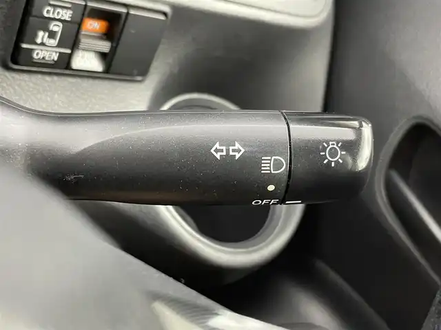 トヨタ シエンタ X 千葉県 2016(平28)年 6万km シルバーM 純正7型ナビ（NSCP-W64）/・Bluetooth/・CD/DVD再生/禁煙車/バックカメラ/ビルトインETC/片側電動スライドドア/リモコンキー/ヘッドライトレベライザー/ハロゲンライト/アイドリングストップ/ISOFIX/電動格納サイドミラー/ウィンカーミラー/ドアバイザー/純正フロアマット