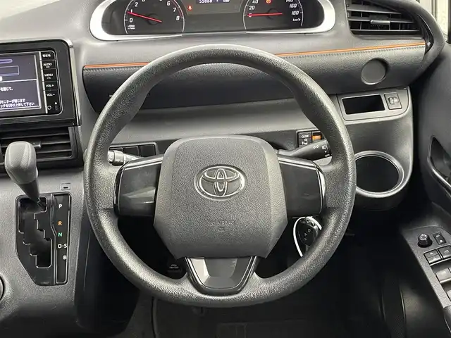 トヨタ シエンタ X 千葉県 2016(平28)年 6万km シルバーM 純正7型ナビ（NSCP-W64）/・Bluetooth/・CD/DVD再生/禁煙車/バックカメラ/ビルトインETC/片側電動スライドドア/リモコンキー/ヘッドライトレベライザー/ハロゲンライト/アイドリングストップ/ISOFIX/電動格納サイドミラー/ウィンカーミラー/ドアバイザー/純正フロアマット