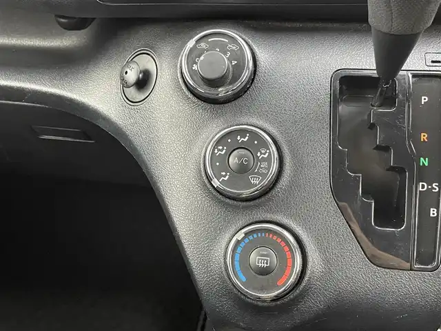 トヨタ シエンタ X 千葉県 2016(平28)年 6万km シルバーM 純正7型ナビ（NSCP-W64）/・Bluetooth/・CD/DVD再生/禁煙車/バックカメラ/ビルトインETC/片側電動スライドドア/リモコンキー/ヘッドライトレベライザー/ハロゲンライト/アイドリングストップ/ISOFIX/電動格納サイドミラー/ウィンカーミラー/ドアバイザー/純正フロアマット