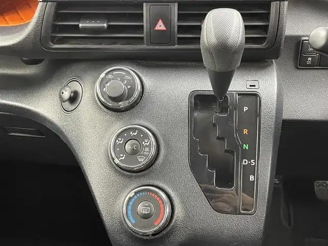 トヨタ シエンタ X 千葉県 2016(平28)年 6万km シルバーM 純正7型ナビ（NSCP-W64）/・Bluetooth/・CD/DVD再生/禁煙車/バックカメラ/ビルトインETC/片側電動スライドドア/リモコンキー/ヘッドライトレベライザー/ハロゲンライト/アイドリングストップ/ISOFIX/電動格納サイドミラー/ウィンカーミラー/ドアバイザー/純正フロアマット