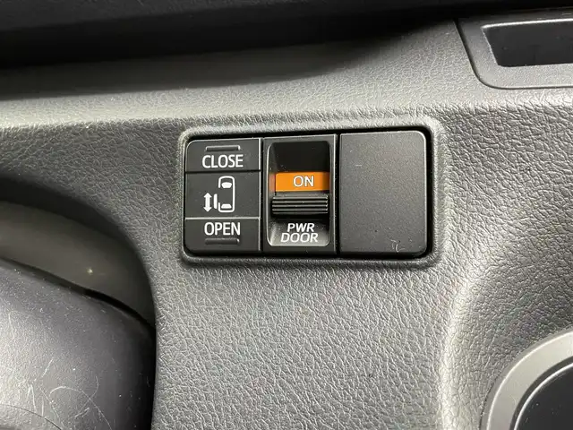 トヨタ シエンタ X 千葉県 2016(平28)年 6万km シルバーM 純正7型ナビ（NSCP-W64）/・Bluetooth/・CD/DVD再生/禁煙車/バックカメラ/ビルトインETC/片側電動スライドドア/リモコンキー/ヘッドライトレベライザー/ハロゲンライト/アイドリングストップ/ISOFIX/電動格納サイドミラー/ウィンカーミラー/ドアバイザー/純正フロアマット