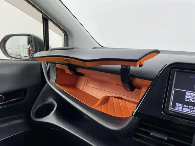 トヨタ シエンタ X 千葉県 2016(平28)年 6万km シルバーM 純正7型ナビ（NSCP-W64）/・Bluetooth/・CD/DVD再生/禁煙車/バックカメラ/ビルトインETC/片側電動スライドドア/リモコンキー/ヘッドライトレベライザー/ハロゲンライト/アイドリングストップ/ISOFIX/電動格納サイドミラー/ウィンカーミラー/ドアバイザー/純正フロアマット