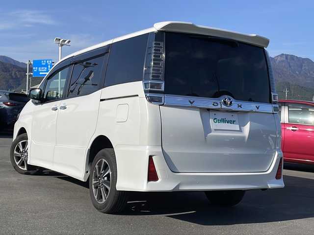 トヨタ ヴォクシー ZS 煌 山梨県 2018(平30)年 6.3万km ホワイトパールクリスタルシャイン 純正SDナビ（NSZT-Y68T）/ＣＤ/ＤＶＤ/ＢＴ/フルセグテレビ/バックカメラ/アイドリングストップ/クルーズコントロール/プッシュスタート/両側パワースライドドア/ETC/純正LEDヘッドライト