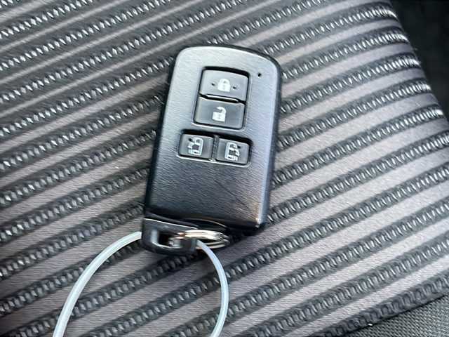 トヨタ ヴォクシー ZS 煌 山梨県 2018(平30)年 6.3万km ホワイトパールクリスタルシャイン 純正SDナビ（NSZT-Y68T）/ＣＤ/ＤＶＤ/ＢＴ/フルセグテレビ/バックカメラ/アイドリングストップ/クルーズコントロール/プッシュスタート/両側パワースライドドア/ETC/純正LEDヘッドライト